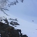 Rückblick nach etwa der halben Höhe auf dem Südostgrat hinunter ins Agassizjoch (3749m). Ein Bergführer mit Gast stieg nicht bis in den Sattel mit Ski auf, sondern machte das Skidepot beim Bergschrund.