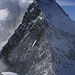 Gipfelaussicht Agassizhorn (3946m): Mächtig steht das Finsteraarhorn (4273,9m) oberhalb vom Agassizjoch gegenüber. Der wunderbare Berg ist der höchste Gipfel des Kantons Bern. <br /> <br />Wegen dem übermächtigen Finsteraathorn wird das "kleinere" Agassizhorn eher selten bestiegen. Da ich nun auf beiden Gipfeln war, kann ich beide als sehr schöne Touen empfehlen. Am besten besucht man zuerst das Agassizhorn zur Akklimatisation und am folgen Tag besteigt man das Finsteraarhorn.
