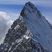 Das Finsteraarhorn (4273,9m) im Zoom gesehen vom Agassizhorn (3946m). Bei genauem Hinsehen erkennt man Bergsteiger am Grat oberhalb des Hugisattels (4088m).