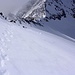 Und runter gehts dem Grat entlang über die bis 39° steile Gipfelflanke ins Agassizjoch (3749m) zum Skidepot.
