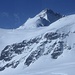 Aussicht vom Jungfraujoch (3454m) aufs 3983m hohe Gletscherhorn.<br /><br />Das Gletscherhorn, zusammen mit Gross Wannenhorn (3905,9m), Bietschhorn (3934m) und Mittelhorn (3704m), sind die letzten grossen 3000er, welche ich noch in den Berner Alpen besuchen möchte. Besonders das kaum bestiegene Gletscherhorn wartet immer noch auf eine HIKR-Erstbesteigung!
