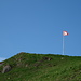 Die Alp beim Hengst kündigt sich von weitem mit einer Fahne an.