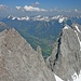 Gipfelblick von der Östlichen Marienbergspitze: Westliche Marienbergspitze (man erkennt rechts deutlich die beiden Gipfelzacken), rechts Süd- und Nordgipfel des Wampeten Schrofens; im Hintergrund der Danielkamm.