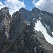 Die beiden Gipfelzacken der Westlichen Marienbergspitze vom Vorgipfel. Der Aufstieg erfolgt direkt über den rechten Zacken in die Scharte links davon und durch die Wand empor. Ausgesetzt, wie man hier sieht.