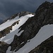 An der Roggentalscharte schaut man in die immer noch großen Wächten unter dem Gipfel des Bergs der Berge. Im super steilen NO Hang frische Skispuren...vom furchtlosen [u algi] ????
