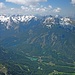 Blick zum Fernpass. Im Tal Blindsee (oben), Weißen- und Mittersee. Dahinter die Loreagruppe: Loreakopf (links) und Gartnerwand (rechts der Bildmitte).