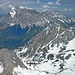 Gipfelblick über den Vorderen Drachenkopf ins Wetterstein. Endlich gibt sich Majestät Zugspitze die Ehre und lässt sich persönlich blicken. Ganz rechts hinten der Hochwanner.
