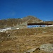 Wie von einem anderen Stern: Das moderne Skirestaurant mit Solarzellenwand auf der Masneralpe unterhalb vom Arrezkopf (2845m).