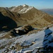 Tiefblick beim Aufstieg zum Masnerkopf auf den Hexensee und das Speicherbecken. Hinten ist der klotzige Berg Furgler (3004m).