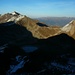 Schattenspiel auf dem Gipfel vom Masnerkopf (2828m). Unten ist die Masneralpe, links der Furgler (3004m), rechts der Pezid (2770m).