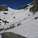 Ca. 2400 m: Einstieg zum Aufstieg
Man steigt erst zum Boden in Bildmitte und folgt dann dem Schneeband oben rechts