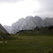 Nur Kerschbaumer Törl(2285m) und Gamswiesenspitze(2486m) zeigen sich  für einen Moment zwischen Wolken.