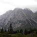 Nur Kerschbaumer Törl(2285m) und Gamswiesenspitze(2486m) zeigen sich für einen Moment zwischen Wolken.