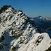 Rückblick vom Vorgipfel auf den tief verschneiten Ostgrat zum Gipfel vom Hexenkopf (3035m).<br /><br />Rechts hinten ist der Piz Tschütta / Stammerspitz (3254,1m)