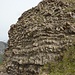 interessante Geologie am Chopf - und gelb leuchtet das Aurikel aus dem Fels