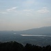 Cambio versante, ora la visuale è sul laghi di Pusiano e di Alserio; sullo sfondo il Monte Orfano m.554