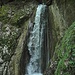 ... mit herrlichem Wasserfall