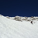 Im oberen Wandteil ermöglicht der Schnee tatsächlich einen Aufstieg mit Ski - bei rund 50° Steigung.