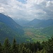 Toller Blick von der Osterfeuerspitze ins Loisachtal: Links die Bayerischen Voralpen (Estergebirge), rechts die Ammergauer Alpen. Im Hintergrund das Wettersteingebirge.