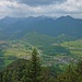 Blick über Eschenlohe in die Ammergauer Alpen. Im Bild ist das Ende der BAB 95 zu sehen, die bei Eschenlohe in die B2 mündet.