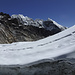 Gletscherwandern vom Feinsten. Hinten, linke Bildhälfte Lobuche West (6145m), rechts davon Lobuche East (6119m)