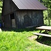 Jagdhütte bei Ronenboden mit feinem Tisch und Bänkli