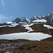 Blick zurück gegen den Breitstock mit dem Schneefeld, welches zum Grat hochzieht