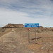 Am Trailhead - Dieser Wegweiser kündigt den letzten Abzweig in Richtung Black Mesa Nature Preserve (Naturschutzgebiet) an. Neben der Straße befindet sich der Ausgangspunkt der Wanderung auf das Black Mesa.
