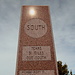 Black Mesa, am höchsten Punkt von Oklahoma - Granit-Monument aus Richtung Süden. Dort liegt Texas, in 31 Meilen Entfernung.