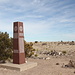 Black Mesa, am höchsten Punkt von Oklahoma - Blick zum Granit-Monument. Bei genauem Hinsehen ist auf der Oberfläche des Tafelsbergs auch einiges vom schwarzen Vulkangestein zu sehen, welches charakteristisch und offenbar namensgebend für das Black Mesa ist.
