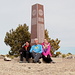 Black Mesa, am höchsten Punkt von Oklahoma - Gruppenfoto. Bei einem derartigen "Premium-Bergziel" sind wir natürlich "in voller Besetzung" unterwegs und grinsen "am Gipfel" auch gemeinsam in die Kamera.