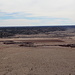 Black Mesa, am südlichen Rand des Tafelbergs - Ausblick in etwa südliche Richtung unweit des höchsten Punktes von Oklahoma. Zu sehen ist u. a. auch der Cimarron River. Westlich (rechts) neben den Gebäuden am Feldrand verläuft gemäß Karte die Grenze von Oklahoma zu New Mexico.