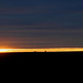Zwischen Elkhart und Hugoton, Kansas - Nach unserer Wanderung: Sonnenuntergang #1. Am Horizont wird ein schmaler Streifen unter der Wolkendecke erleuchtet.