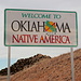 "Willkommen in Oklahoma" - Unsere heutige Tour im "ursprünglichen Amerika" führt zum höchsten Punkt des US-Bundesstaates, Black Mesa (1.515 m, 4.973 ft). Foto am Oklahoma State Highway 325 an der Grenze zu New Mexico, unweit von Kenton (nach der Tour).