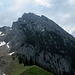 Die Brenna-Route führt über den N-Grad des Schiberg; daneben die so gut wie schneefreie Chälen