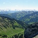 herrliche Gipfelsicht - bis in die Walliser Berge;
Rosmarie verfasst den Gipfelbucheintrag 