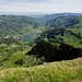 beachtlicher Tiefblick vom Gipfel zum Schwarzsee