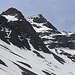P.2834m und Chlein Ducan / Ducan Pitschen (3004m). Zwischen den beiden Gipfeln ermöglicht eine steile Rinne den Zustieg in den Gipfelbereich über den Nordwänden.