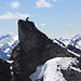 Jelle hält seine Gipfelrast auf einem Gratturm zwischen P.3021m und dem Hauptgipfel.