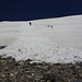Zuerst kam ein Nasschneerutsch, danach gleiteten zwei Alpinisten die Westflanke am Vorgipfel P.3021m hinuner.