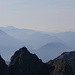 Blick von der Hochplatte nach Westen: vorne die Krähe und der Gabelschrofen, im Hintergrund die Tannheimer Berge