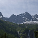 Vista sull'Alpe Arnasca. Da sinistra: pizzo dell'Oro meridionale, passo Ligoncio, la Sfinge e il Pizzo Ligoncio. A metà foto il Sass Carlasc e il bivacco Valli