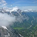 Blick ins Risstal. Links Gamsjoch und die Falken in Wolken, dahinter die creme de la creme des Karwendels: Kaltwasserkarspitze, Birkkarspitze, Ödkarspitzen.
