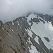 Rückblick über den Grat zur wolkenverhangenen Bettlerkarspitze.