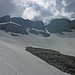 Rückblick vom Plumskar zur Bettlerkarspitze; ganz links der Gipfel. Durch die steile Rinne rechts vom Gipfel steigt man ab, bis man den Gipfelblock umgehen kann (im Bild Schneeband).