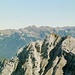 10.10.2005: Blick über den Kamm Bettlerkarspitze-Falzthurnjoch-Schneeköpfe ins Rofangebirge mit dem markanten Zahn der Hochiss.