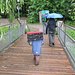Regenspaziergang mit speziellen Schirmen - Überquerung der Argenbrücke