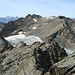 Blick vom Gipfel der Rotgrubenspitze zum ZRK; unter der Kraspesferner, hinten die Ötztaler Alpen