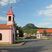 In Liběšice (Ortsteil von Želenice) - Ausblick nach der Tour aus etwa südwestlicher Richtung zum Bořeň. Natürlich schauen wir von hier aus auf die "Liběšická stráň" (Liebschitzer Flanke).