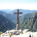 Föpia, croce di vetta (2106 m). Al centro il Lago di Vogorno